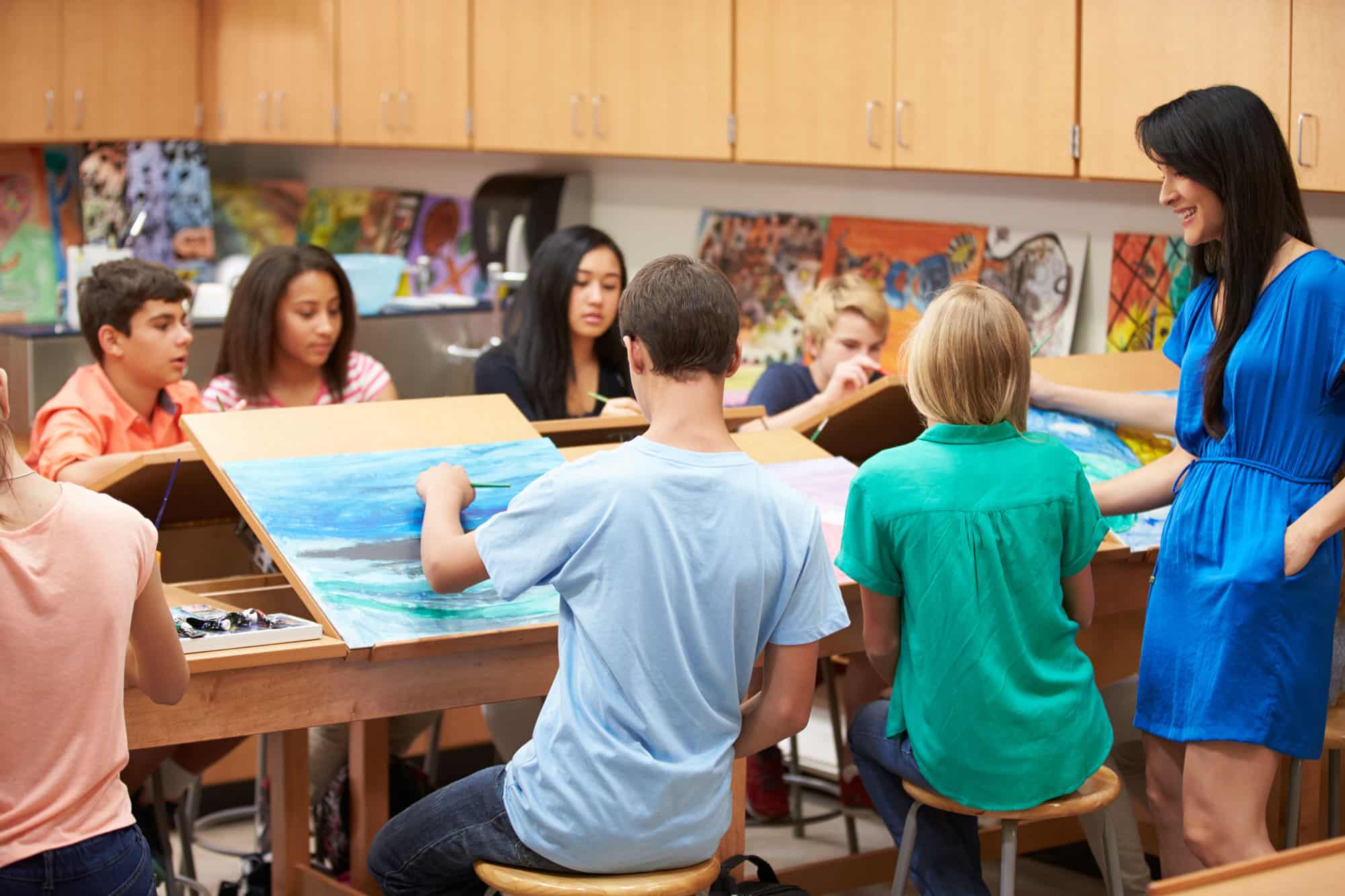 teacher in middle school art class